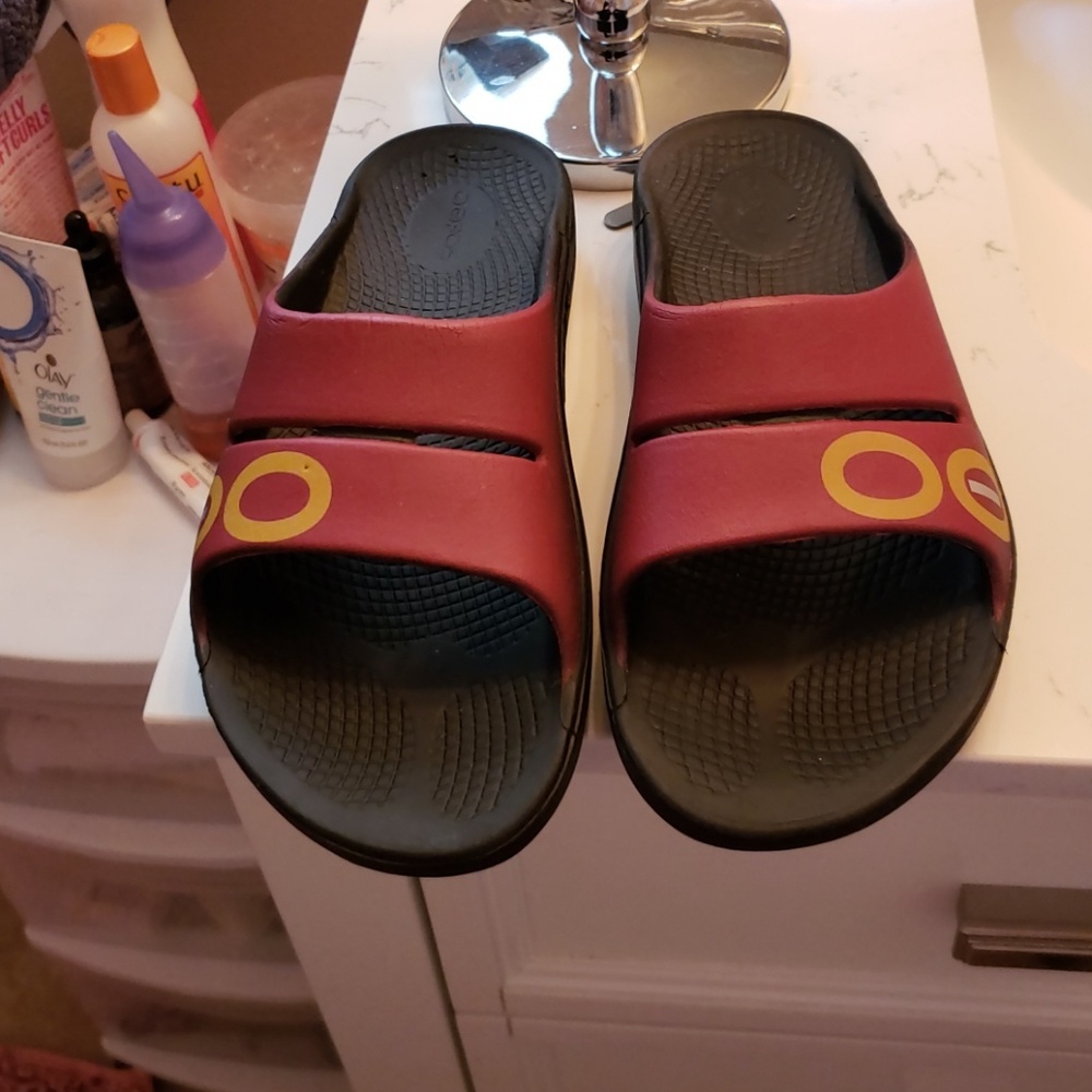 Red Oofos